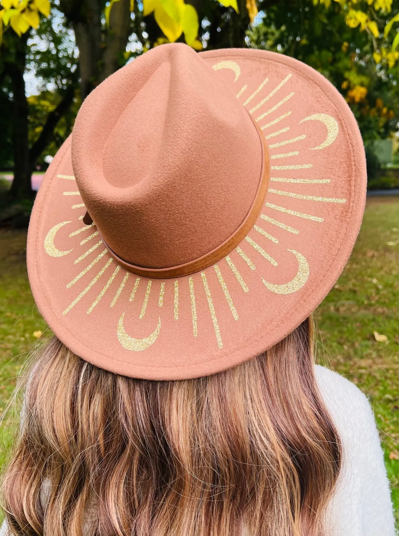 Fox & Fable - Vegan Felt Wide Brim Hat - XL Brim - Caramel - Gold Moonburst